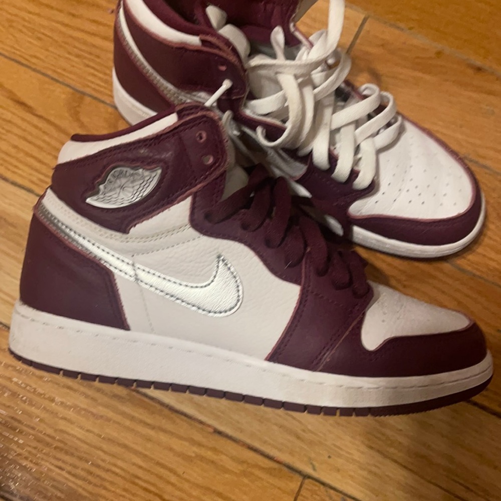 100%authentic . Nike mid Jordan 1 size 6 y